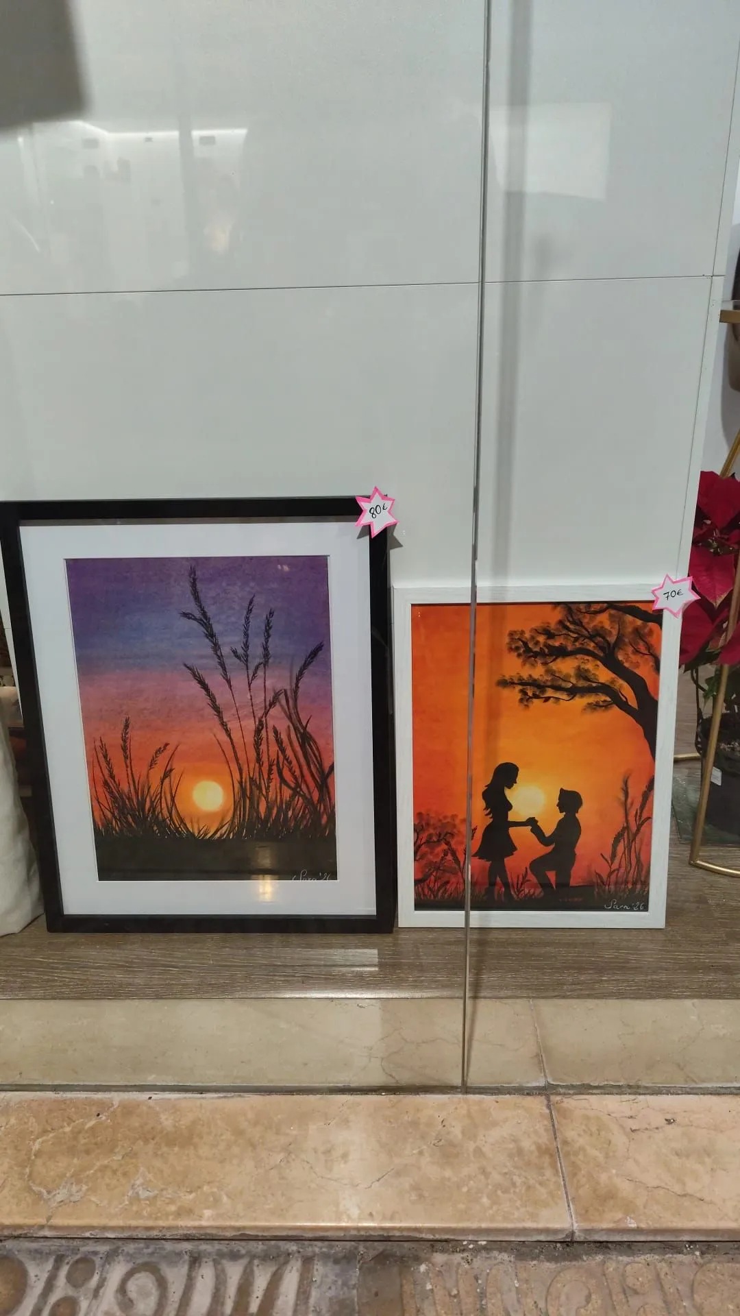 Obras de arte enmarcadas con siluetas de puestas de sol.