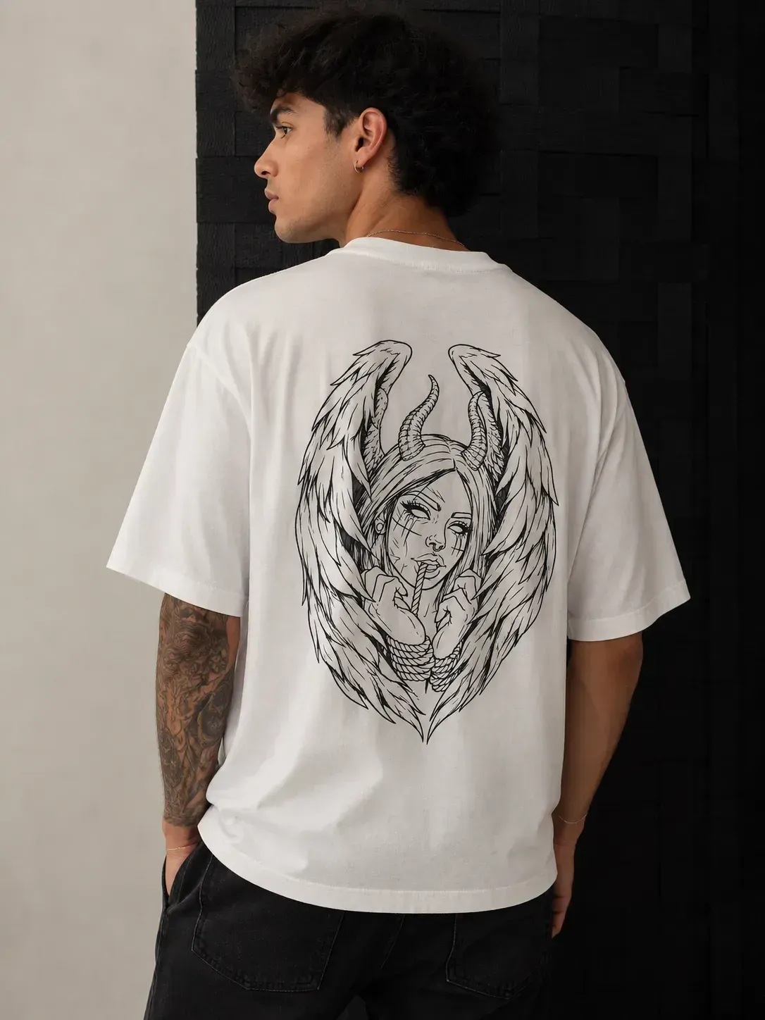 Modelo con camiseta de Un Viaje al Alma.