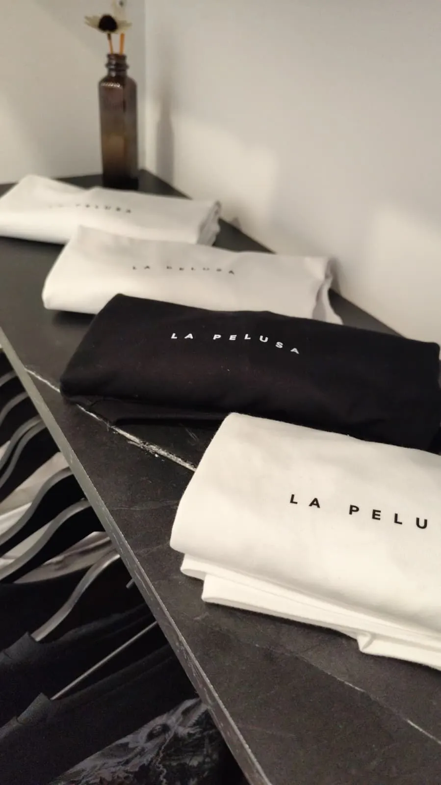 Prendas de merchandising dobladas y expuestas.