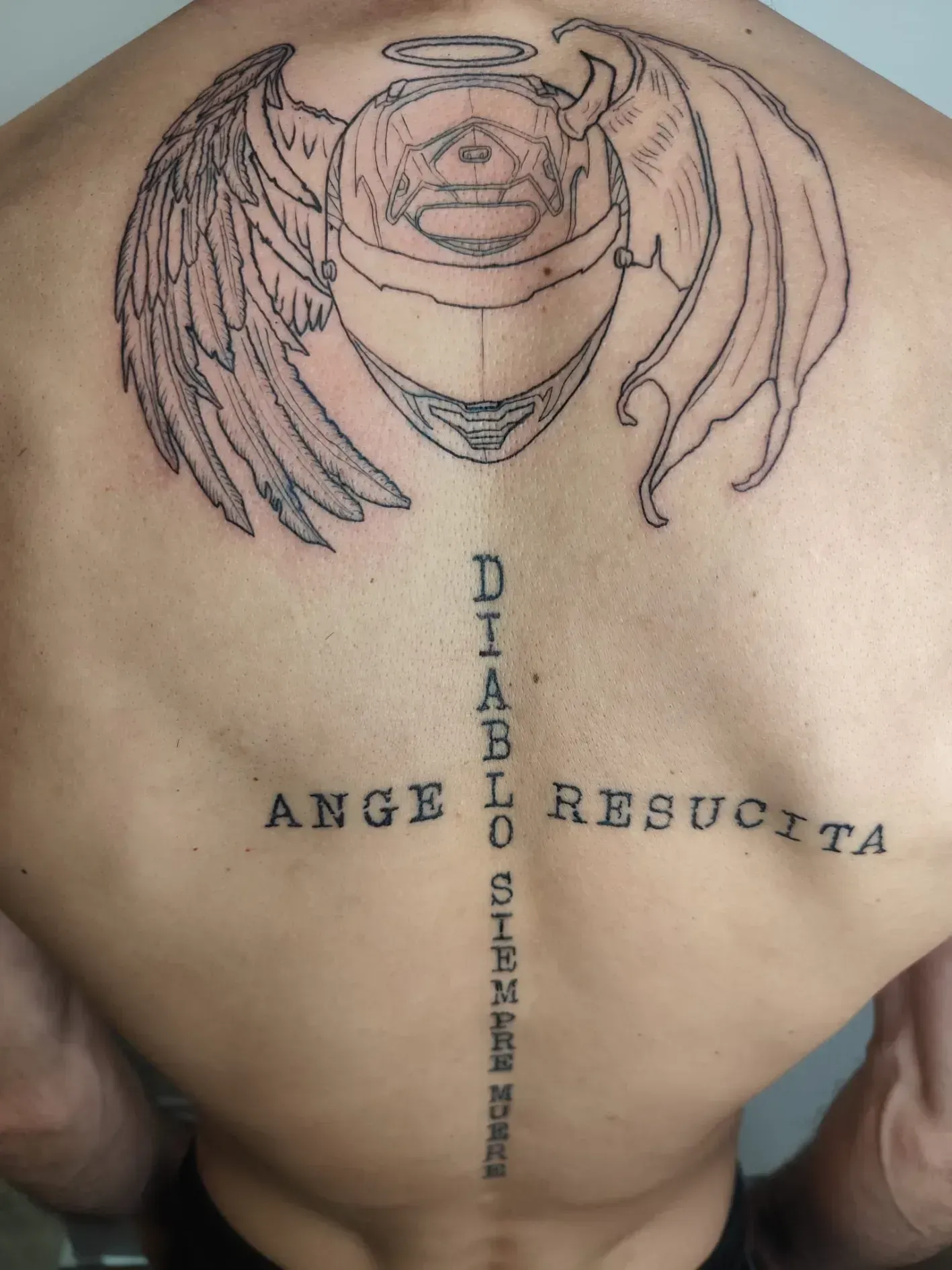 Tatuaje de alas de ángel en la espalda.